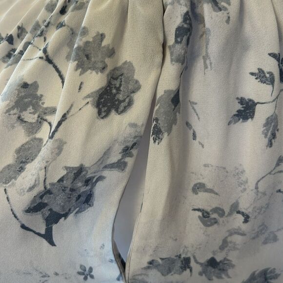 Violet + Claire blue/gray white floral sleeveless blouse Size M EUC - Picture 5 of 11